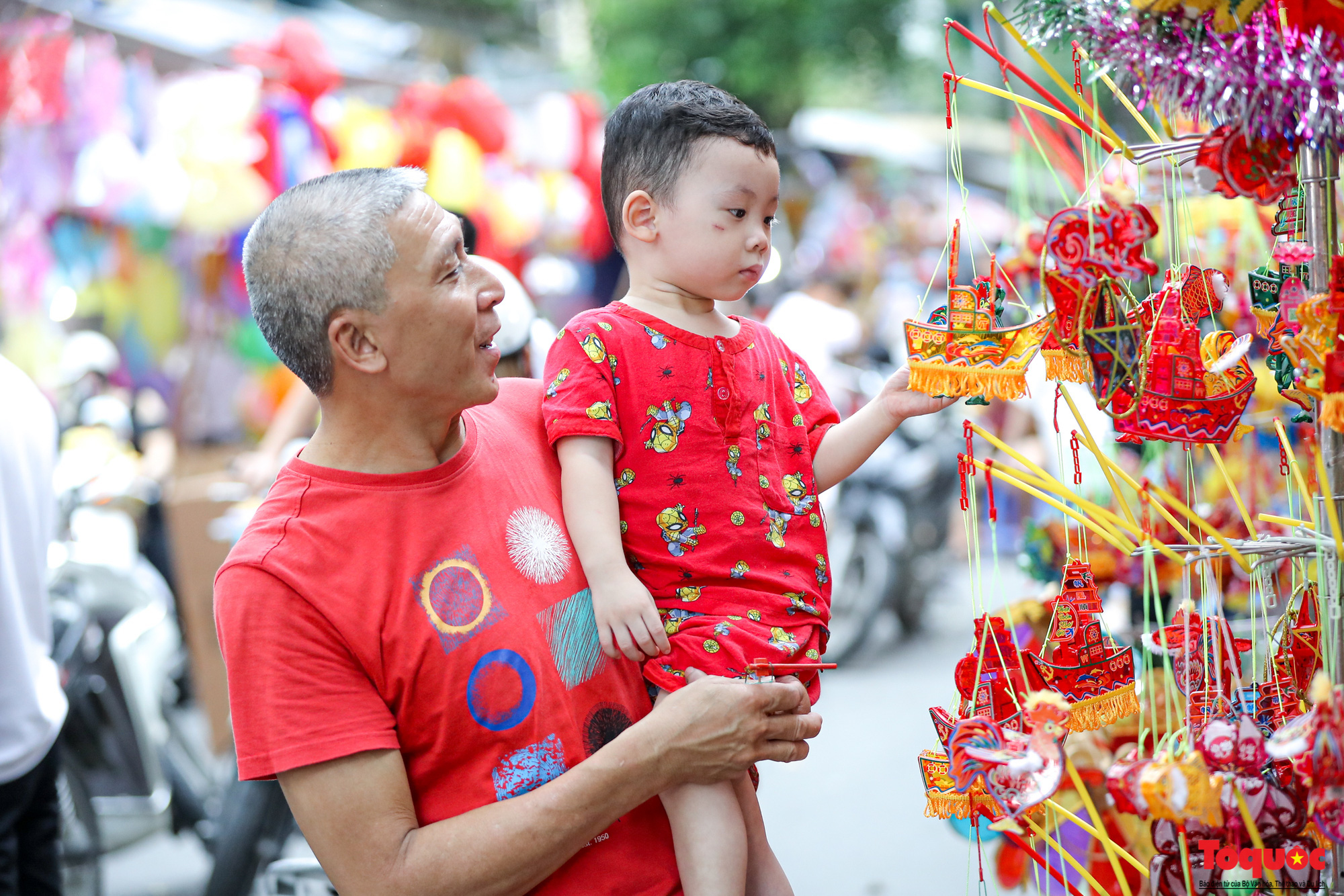 Nhiều điểm du lịch, vui chơi ở Hà Nội trang hoàng rực rỡ đón Tết Trung thu - Ảnh 9.