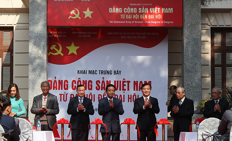 Khai mạc trưng bày &quot;Đảng Cộng sản Việt Nam - Từ Đại hội đến Đại hội&quot; - Ảnh 1.