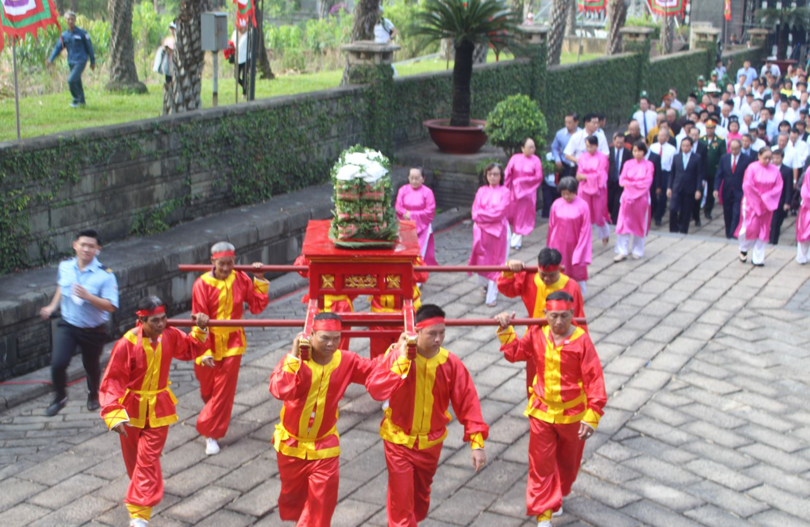 TP Hồ Chí Minh không tổ chức lễ viếng, dâng hương đông người dịp Tết Nguyên đán - Ảnh 1.