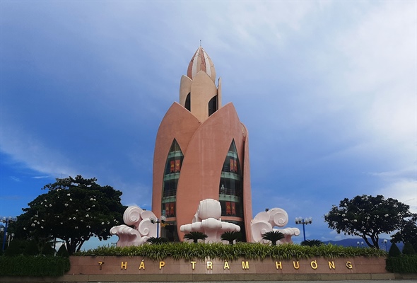 Tháp Trầm Hương - Vừa thu hút cả du khách trong nước và quốc tế. Đây là một trong những công trình kiến trúc cổ huyền bí và đẹp nhất Việt Nam.
