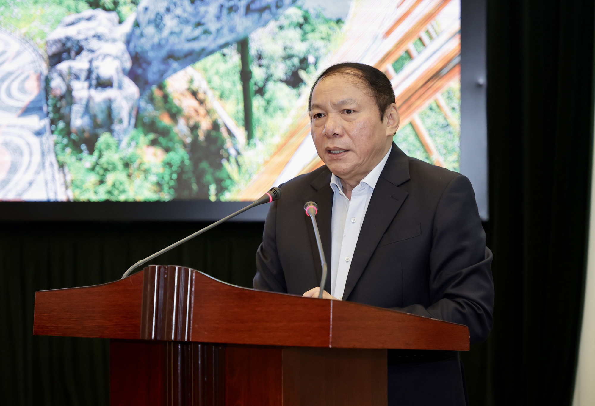 Bộ trưởng Nguyễn Văn Hùng: “Nghiên cứu, dự báo để xác định hướng đi ngành Du lịch không toàn màu hồng, cũng không toàn màu xám xịt” - Ảnh 2.