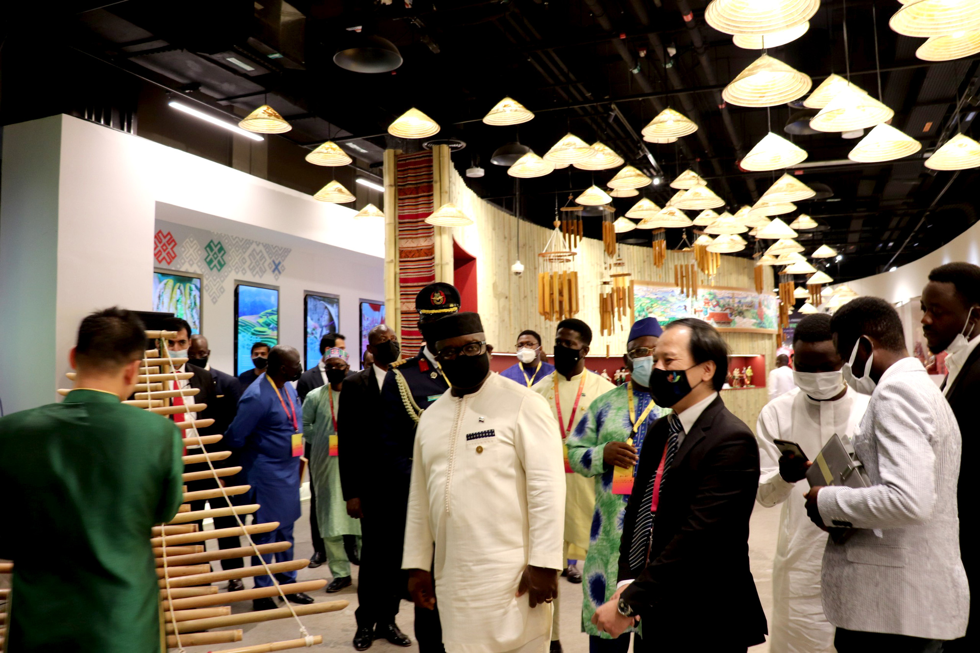 Tổng thống Cộng hòa Sierra Leone thăm Nhà Triển lãm Việt Nam tại EXPO 2020 Dubai.  - Ảnh 3.