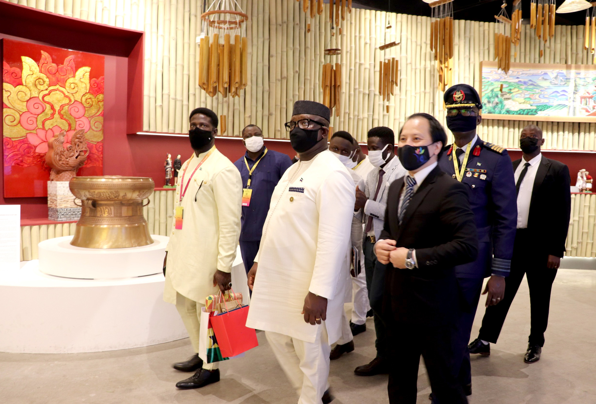 Tổng thống Cộng hòa Sierra Leone thăm Nhà Triển lãm Việt Nam tại EXPO 2020 Dubai.  - Ảnh 8.