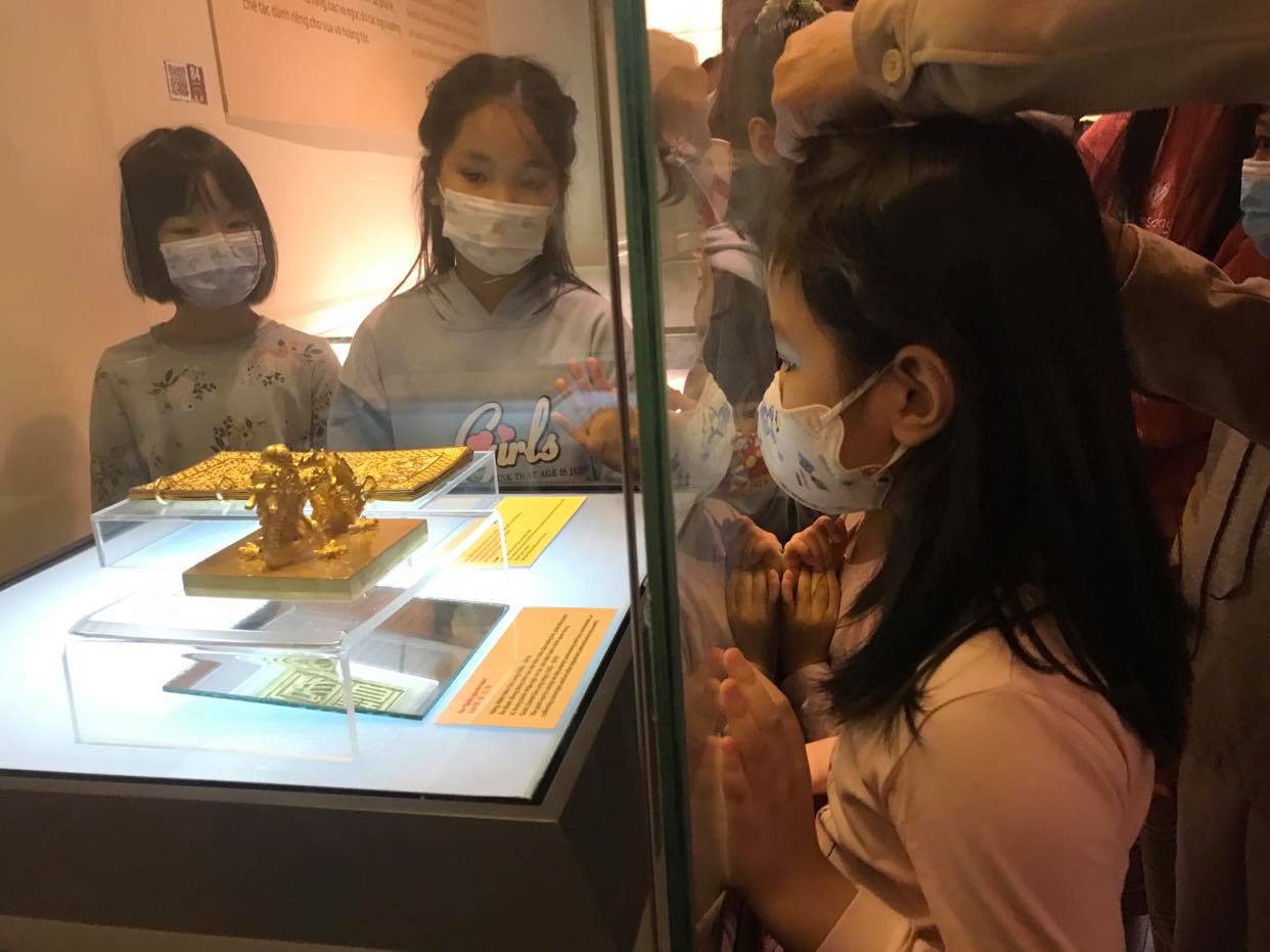 Du khách chiêm ngưỡng báu vật triều Nguyễn tại Bảo tàng Lịch sử quốc gia