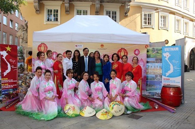 Dấu ấn Việt Nam tại Lễ hội đa văn hoá thành phố Augsburg, Đức - Ảnh 1.