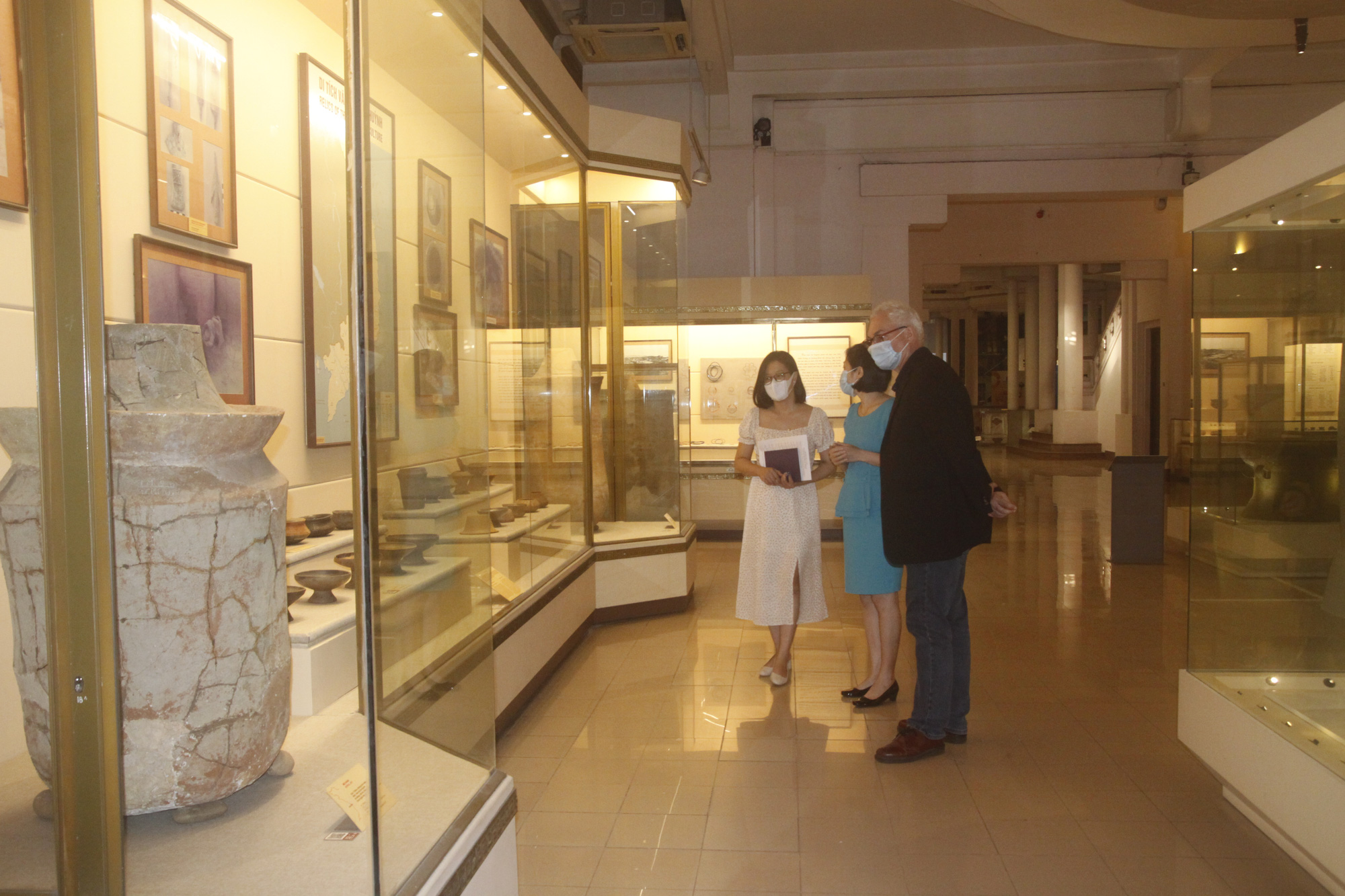 Bảo tàng Lịch sử quốc gia làm việc với Viện Viễn Đông Bác cổ Pháp tại Hà Nội - Ảnh 2.