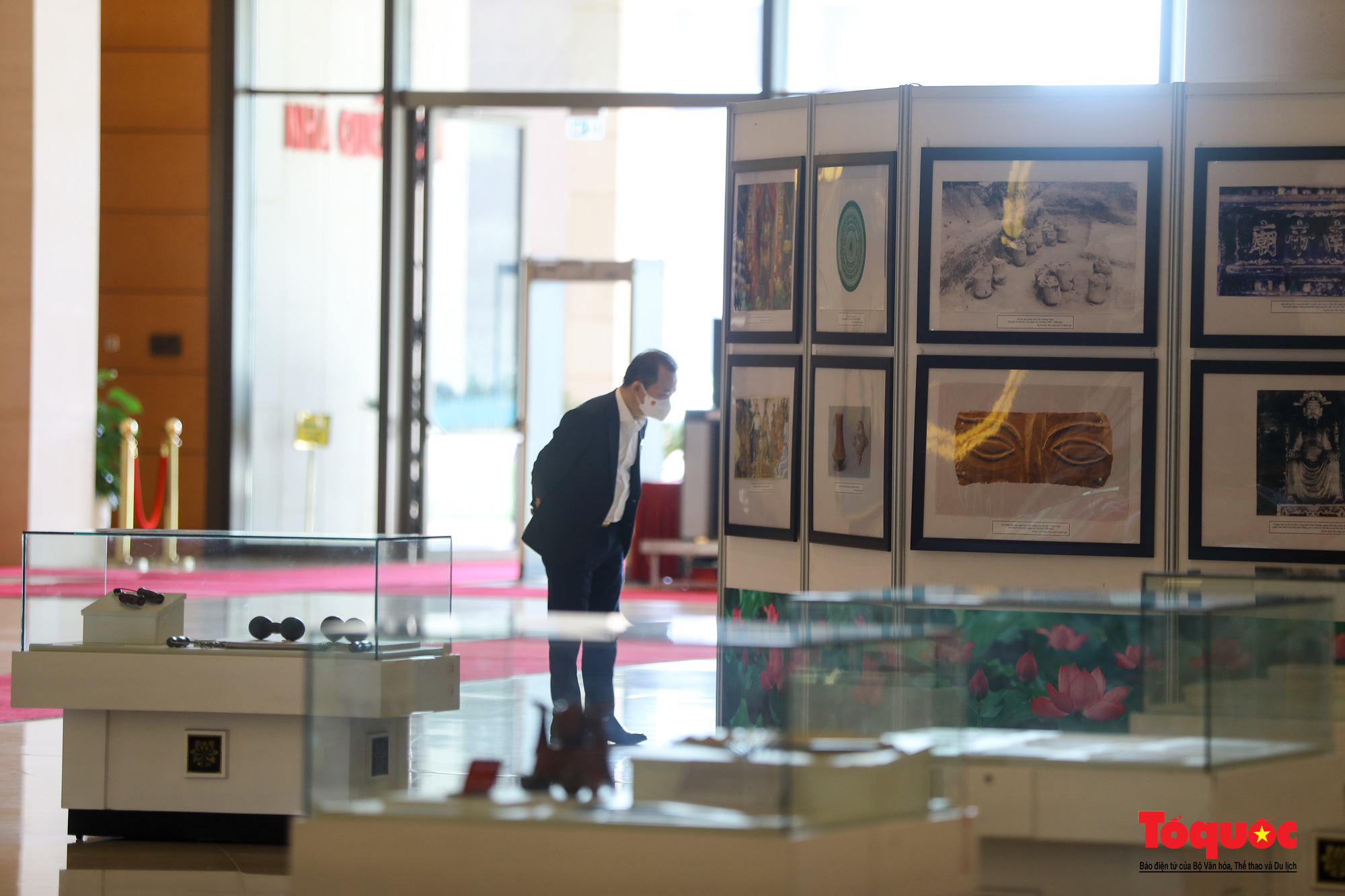 Triển lãm “Văn hóa soi đường cho quốc dân đi” trưng bày 320 tác phẩm ảnh nghệ thuật tiêu biểu - Ảnh 10.