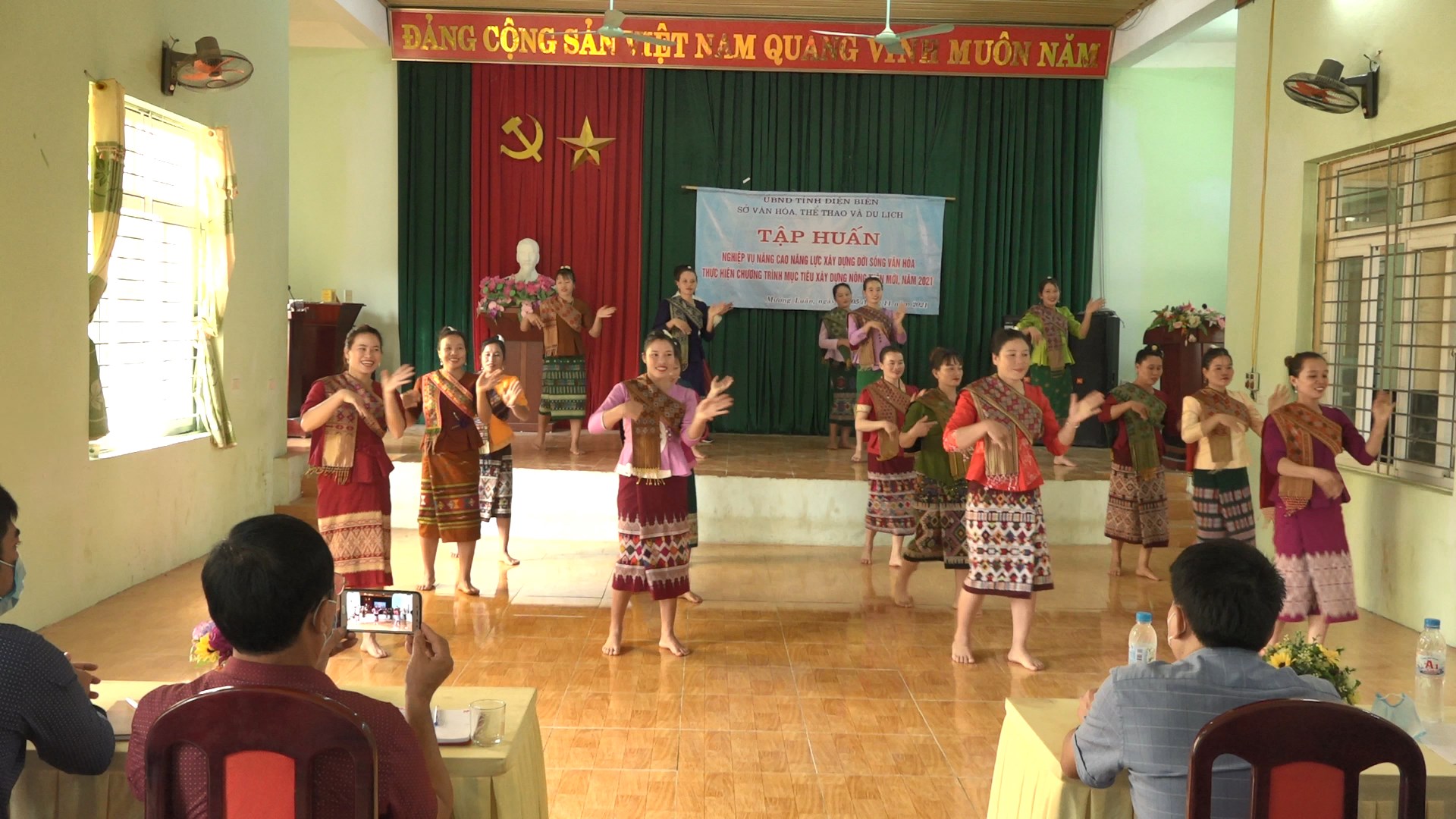 Nâng cao chất lượng xây dựng nông thôn mới, lưu giữ bản sắc văn hóa dân tộc ở Điện Biên - Ảnh 2.