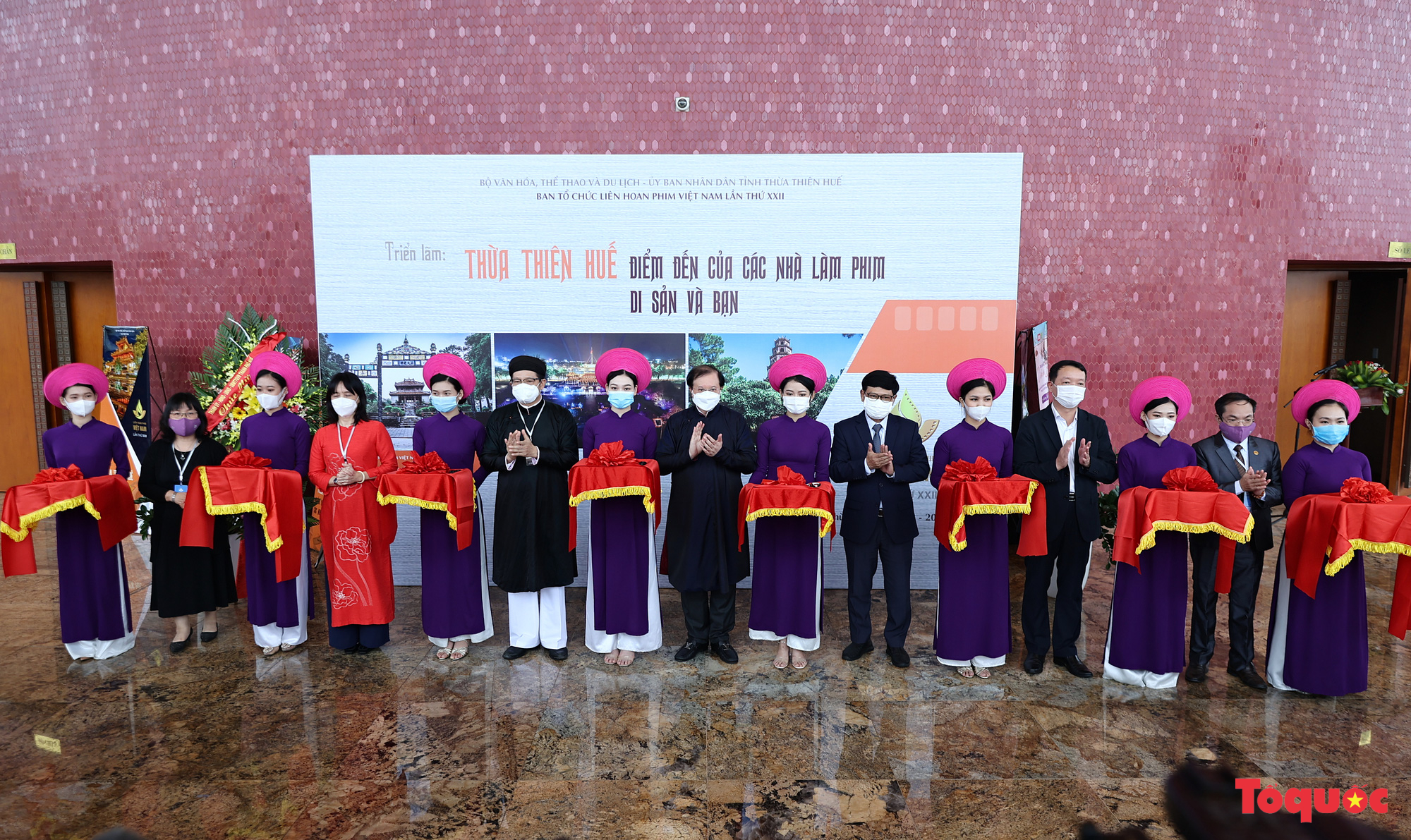 Khai mạc 2 triển lãm quảng bá hình ảnh Huế tại Liên hoan phim Việt Nam lần thứ XXII - Ảnh 1.