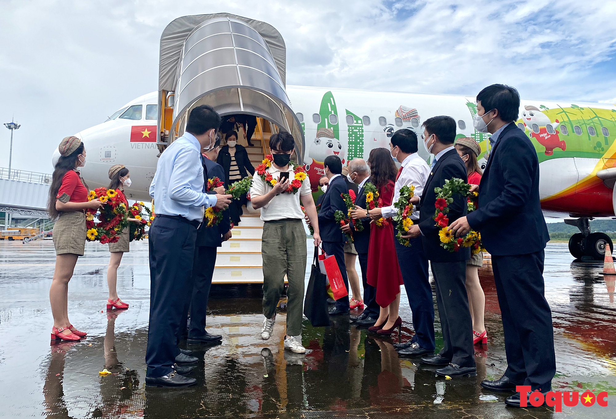 Hình ảnh Phú Quốc đón đoàn khách quốc tế “hộ chiếc vắc-xin” đầu tiên đến Việt Nam - Ảnh 4.