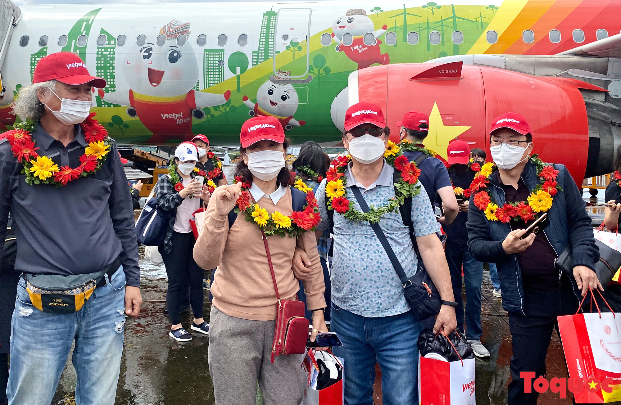 Hình ảnh Phú Quốc đón đoàn khách quốc tế “hộ chiếc vắc-xin” đầu tiên đến Việt Nam - Ảnh 8.