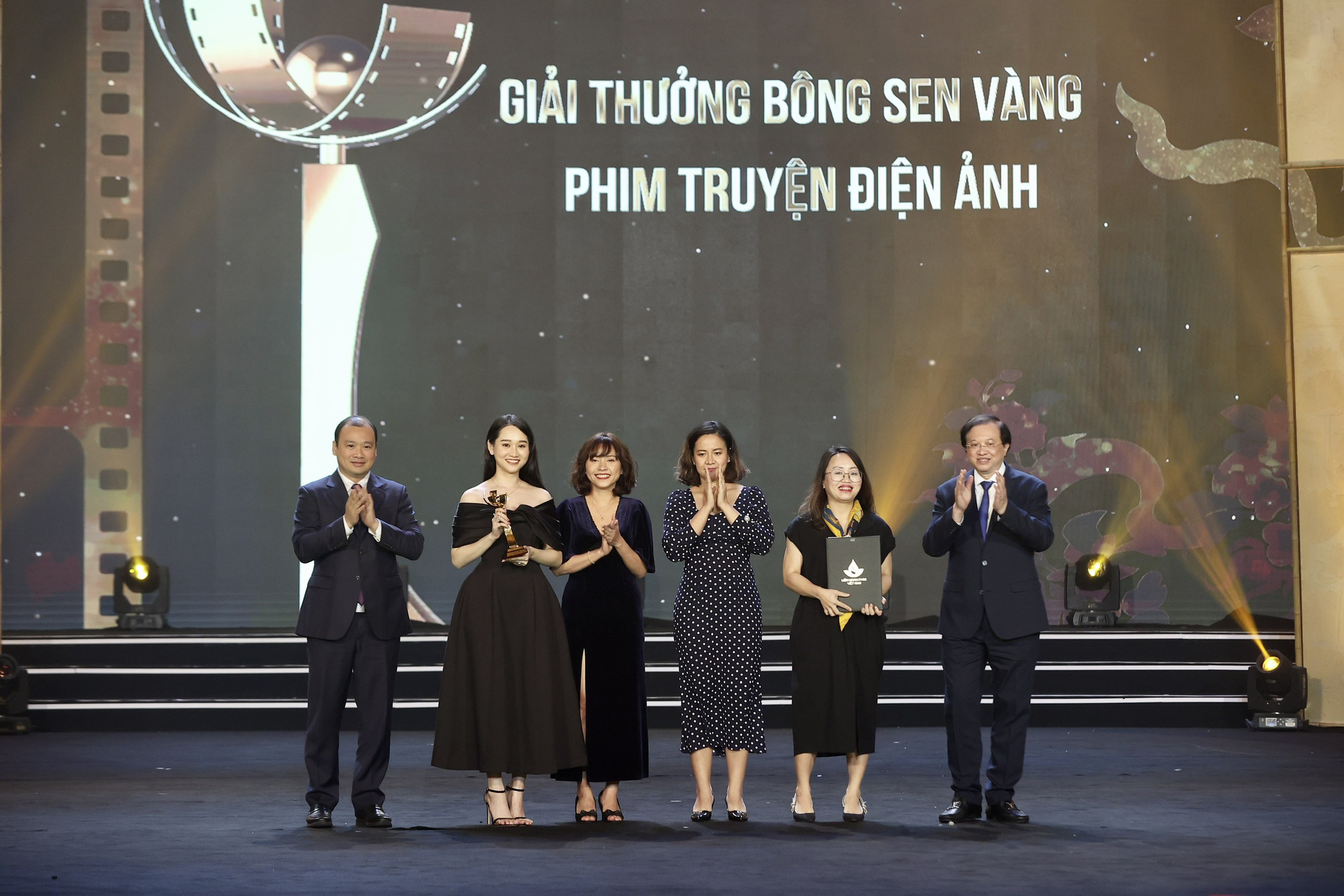 Bế mạc Liên hoan phim Việt Nam lần thức XXII: Giải Bông sen Vàng gọi tên "Mắt biếc" ở thể loại phim truyện điện ảnh - Ảnh 4.