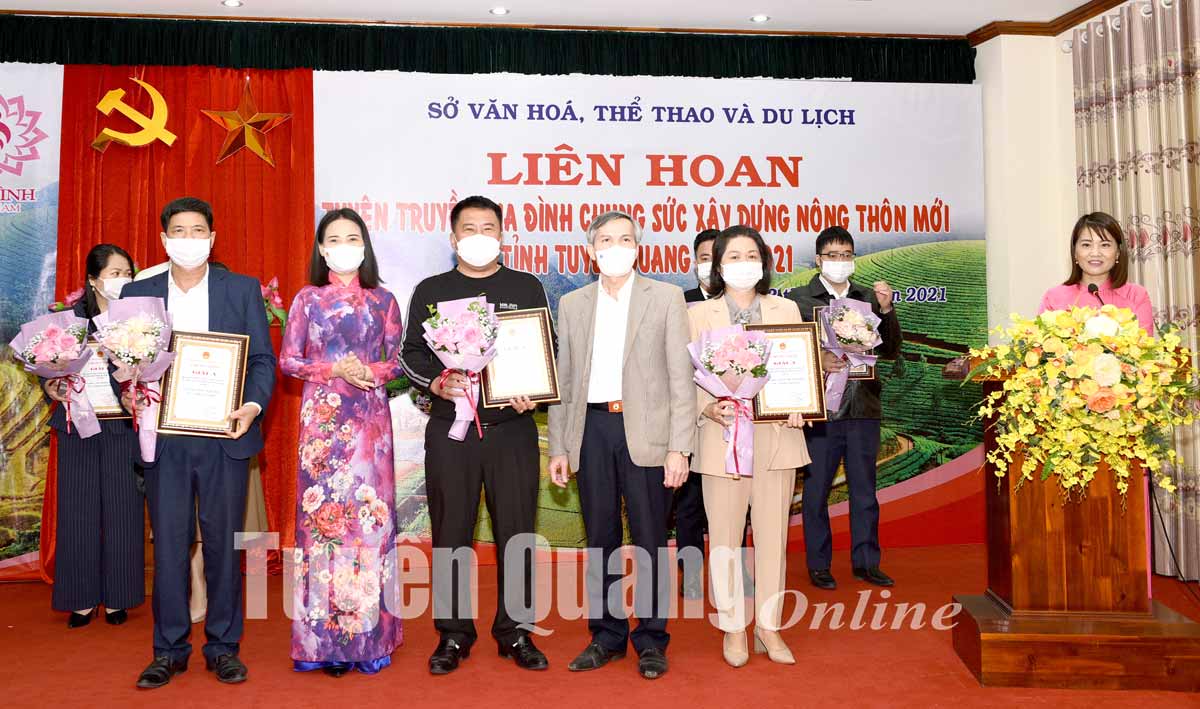 Tuyên Quang: Trao giải Liên hoan tuyên truyền gia đình chung sức xây dựng nông thôn mới - Ảnh 1.