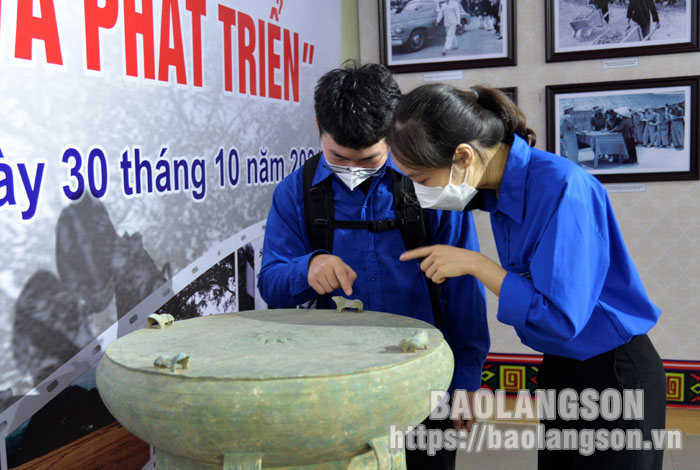 Hơn 2.000 lượt khách tham quan triển lãm chuyên đề “Lạng Sơn – 190 năm hình thành và phát triển” - Ảnh 2.