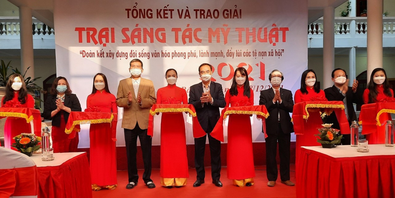 Bắc Giang: Triển lãm Mỹ thuật về xây dựng đời sống văn hóa, đẩy lùi tệ nạn xã hội - Ảnh 1.