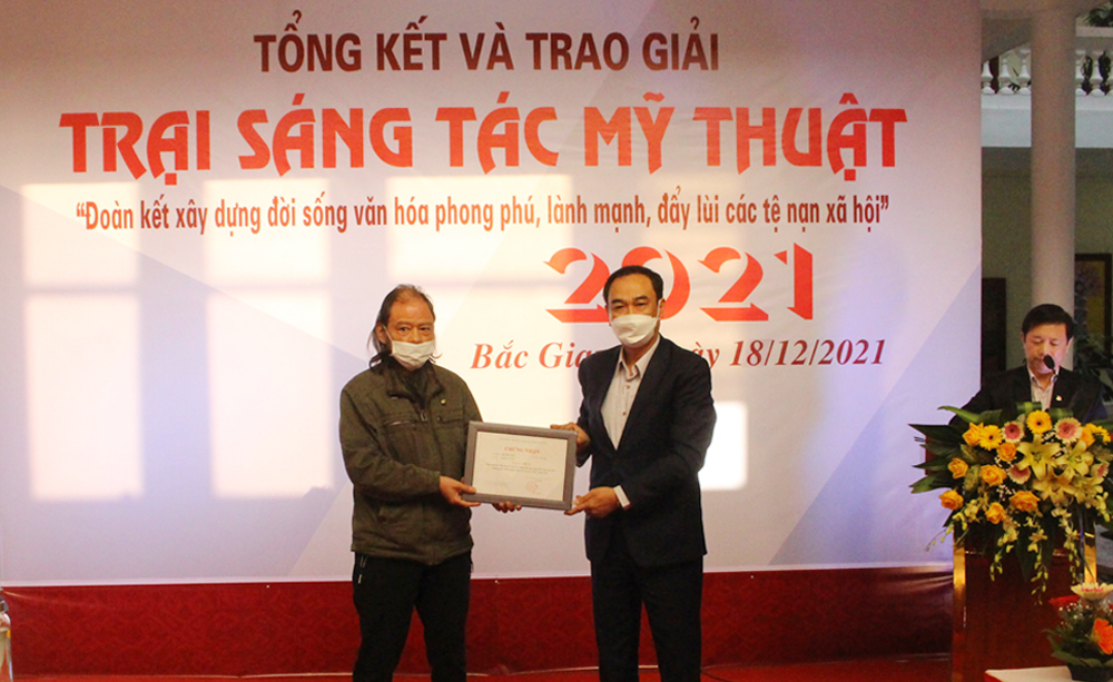 Bắc Giang: Triển lãm Mỹ thuật về xây dựng đời sống văn hóa, đẩy lùi tệ nạn xã hội - Ảnh 2.