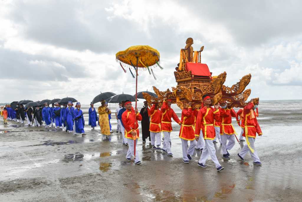 Giữ gìn và phát huy giá trị văn hóa biển đảo của Quảng Ninh - Ảnh 2.