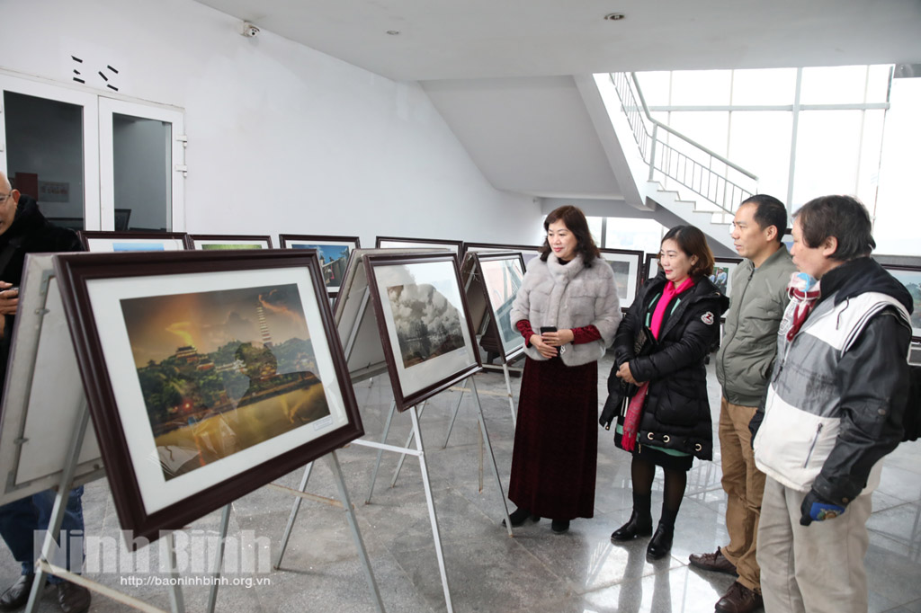 Ninh Bình: Khai mạc triển lãm mỹ thuật, nhiếp ảnh năm 2021 - Ảnh 1.