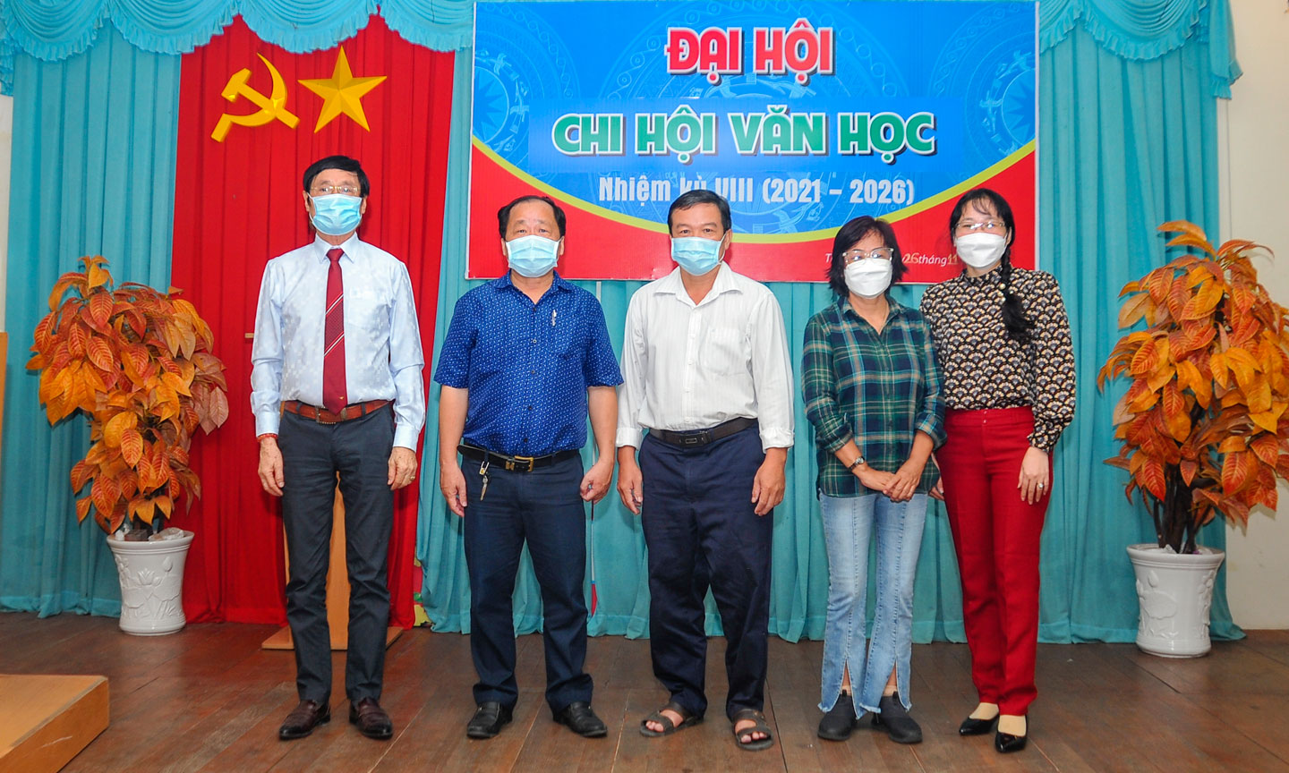 Tiền Giang: Hoạt động sáng tác, quảng bá tác phẩm văn học diễn ra sôi động - Ảnh 1.