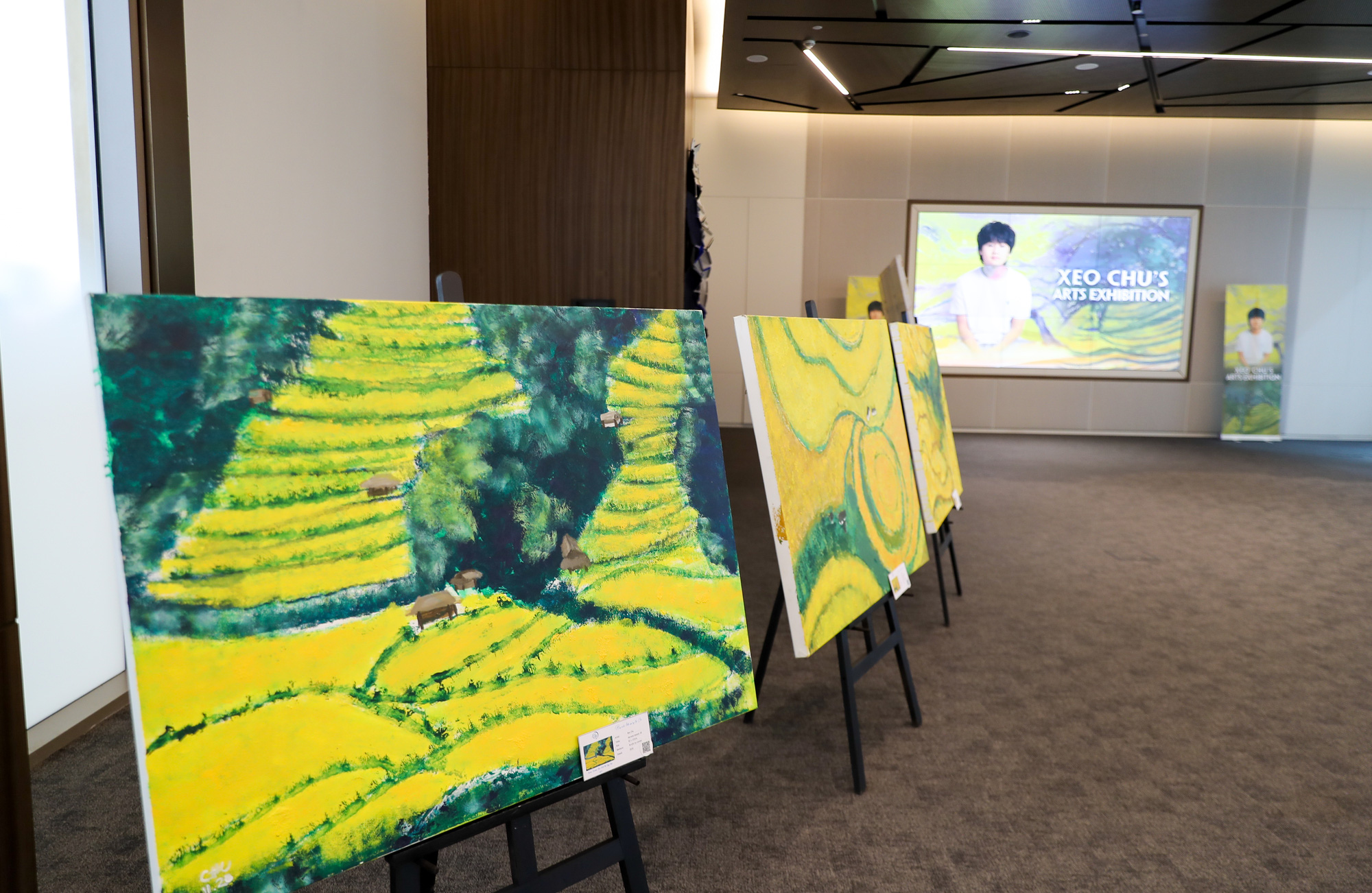 &quot;Thần đồng hội họa&quot; Xèo Chu mang tranh triển lãm Ngày Quốc gia Việt Nam ở Dubai - Ảnh 8.
