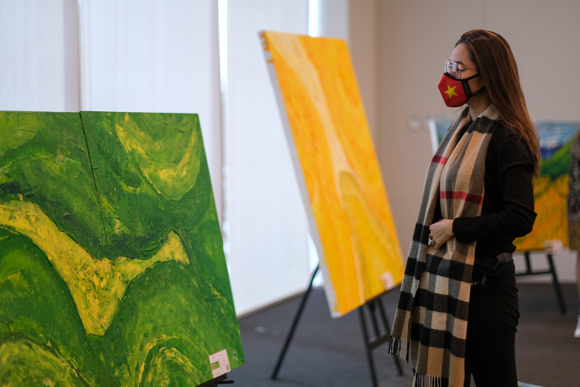 &quot;Thần đồng hội họa&quot; Xèo Chu mang tranh triển lãm Ngày Quốc gia Việt Nam ở Dubai - Ảnh 10.