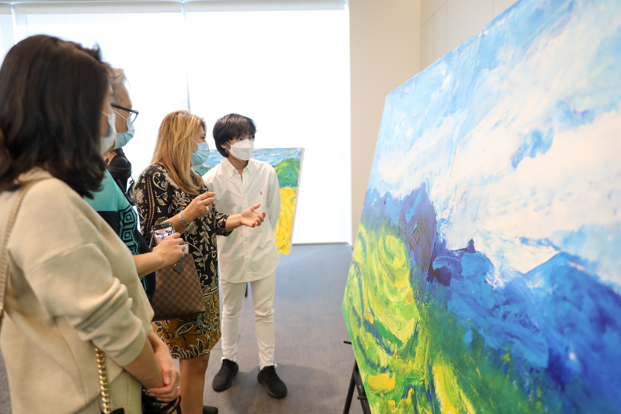 &quot;Thần đồng hội họa&quot; Xèo Chu mang tranh triển lãm Ngày Quốc gia Việt Nam ở Dubai - Ảnh 12.