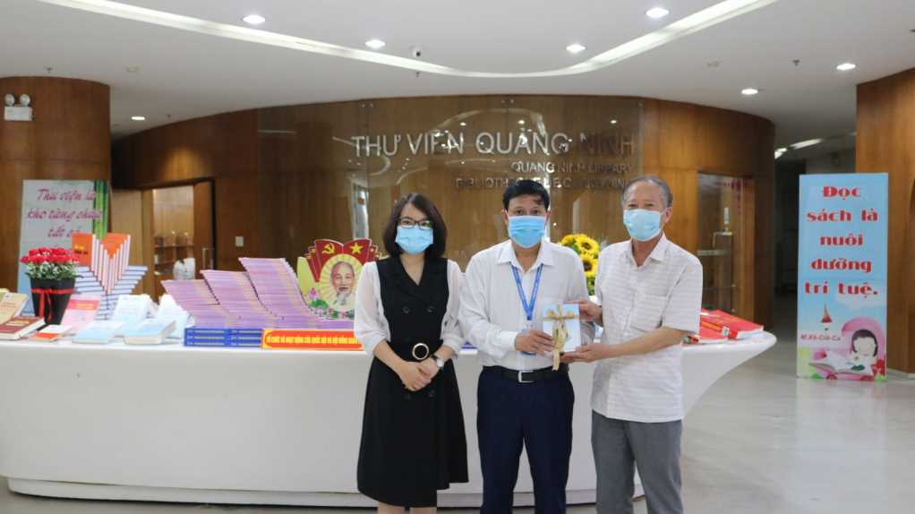 Thư viện tỉnh Quảng Ninh tiếp nhận hơn 3.000 bản sách xây dựng thư viện, tủ sách vùng khó khăn - Ảnh 1.