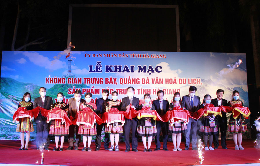 Khai mạc Không gian trưng bày, quảng bá văn hóa, du lịch, sản phẩm đặc trưng của tỉnh và Tuần văn hóa, du lịch thành phố Hà Giang năm 2021 - Ảnh 1.