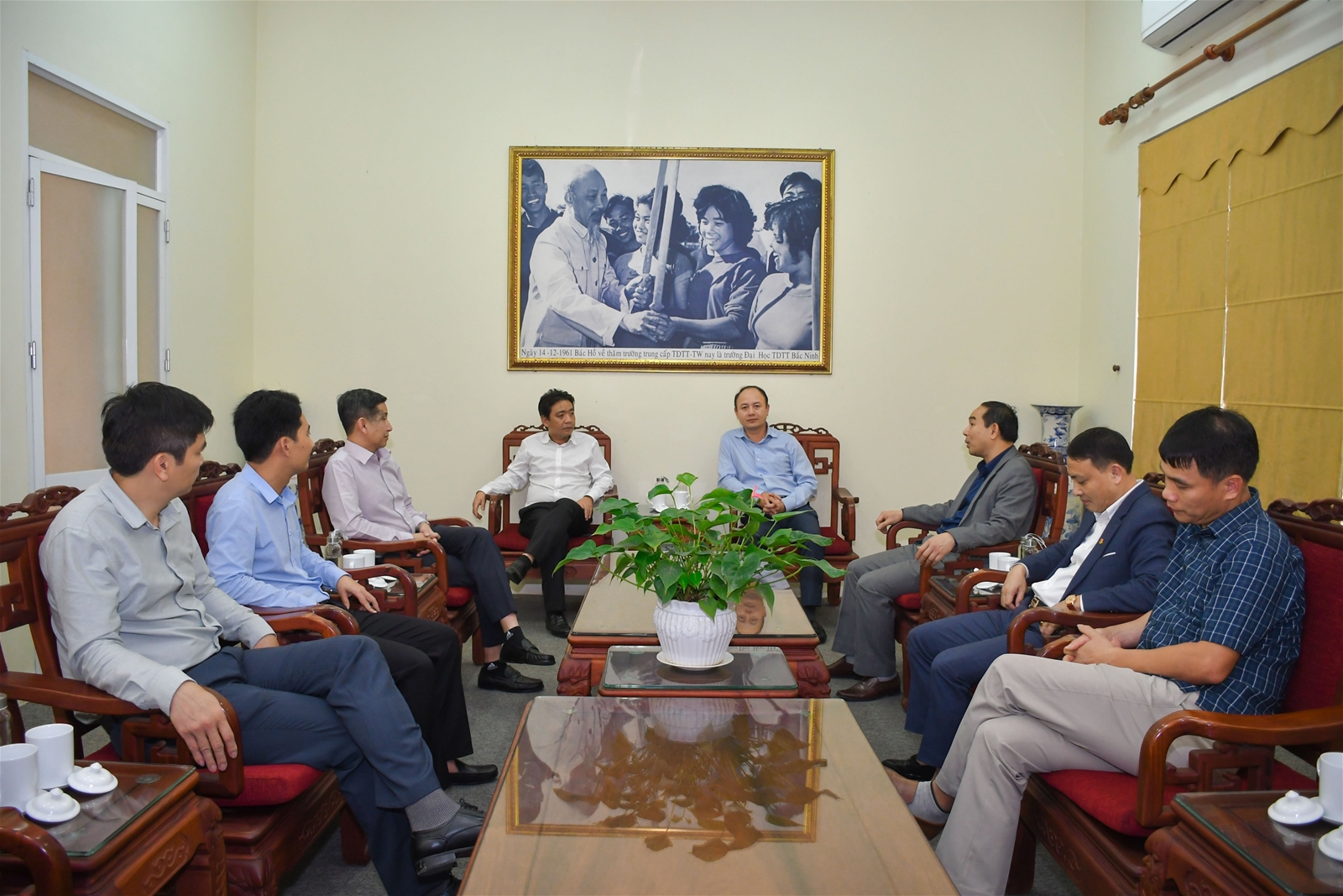 Thứ trưởng Bộ VHTTDL Hoàng Đạo Cương sang thăm và làm việc tại Trường Đại học TDTT Bắc Ninh - Ảnh 1.