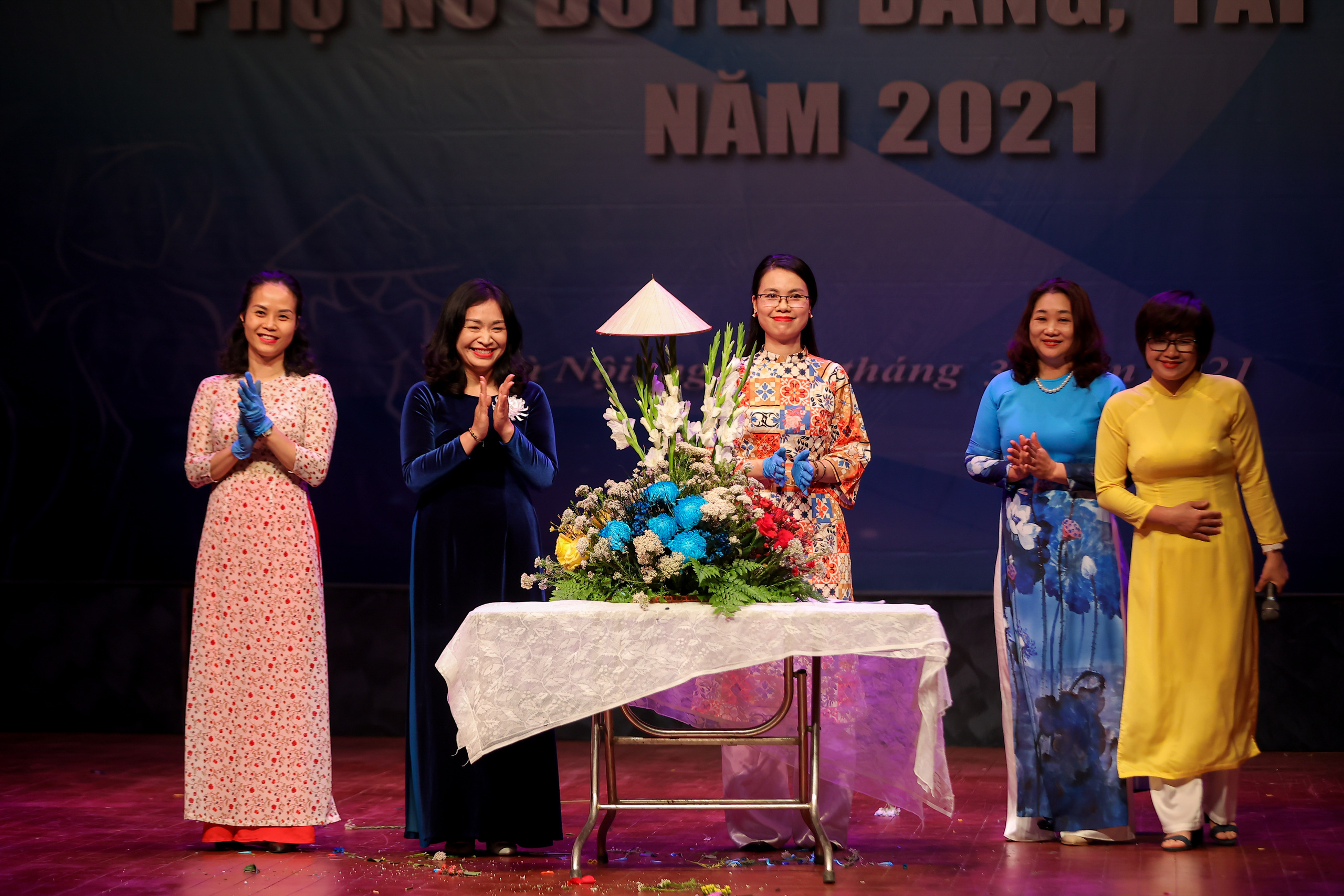Nhiều tiết mục ấn tượng trong Hội thi “Phụ nữ duyên dáng, tài năng” năm 2021 - Ảnh 10.