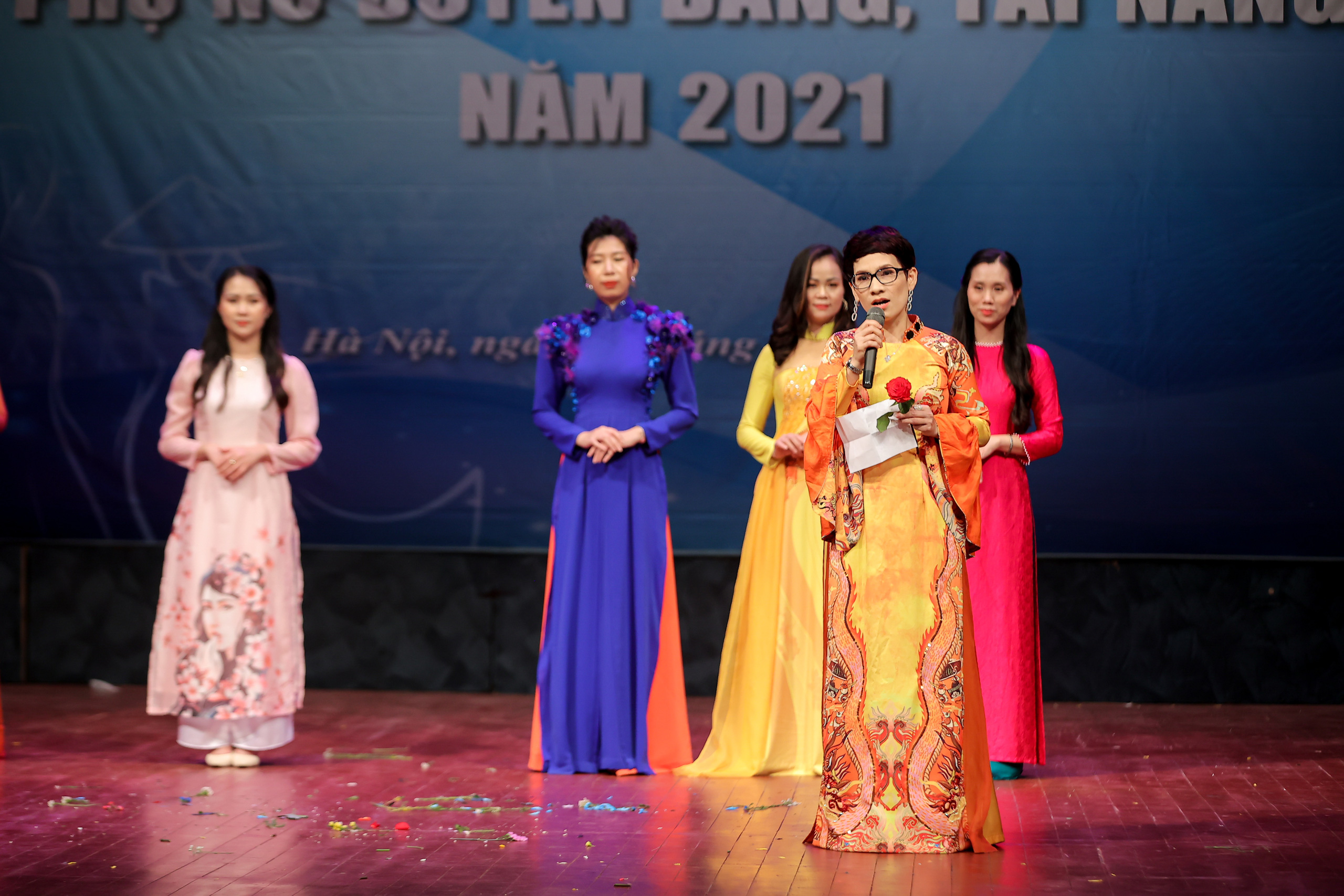 Nhiều tiết mục ấn tượng trong Hội thi “Phụ nữ duyên dáng, tài năng” năm 2021 - Ảnh 11.