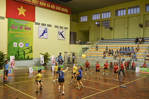 120 vận động viên tham dự Giải vô địch bóng chuyền hơi nữ tỉnh Bình Thuận 2021 - Ảnh 1.