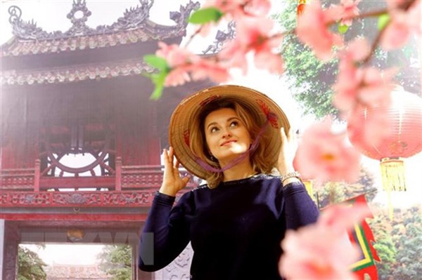 Ấn tượng áo dài Việt Nam với nữ nhiếp ảnh gia Nga - Ảnh 1.