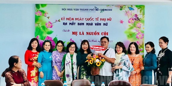 Hội nhà văn TPHCM ra mắt Ban Nhà văn nữ nhiệm kỳ 2020 - 2025 - Ảnh 1.