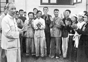 Vận dụng tư tưởng Hồ Chí Minh về đức và tài của người cán bộ trong giai đoạn hiện nay - Ảnh 1.