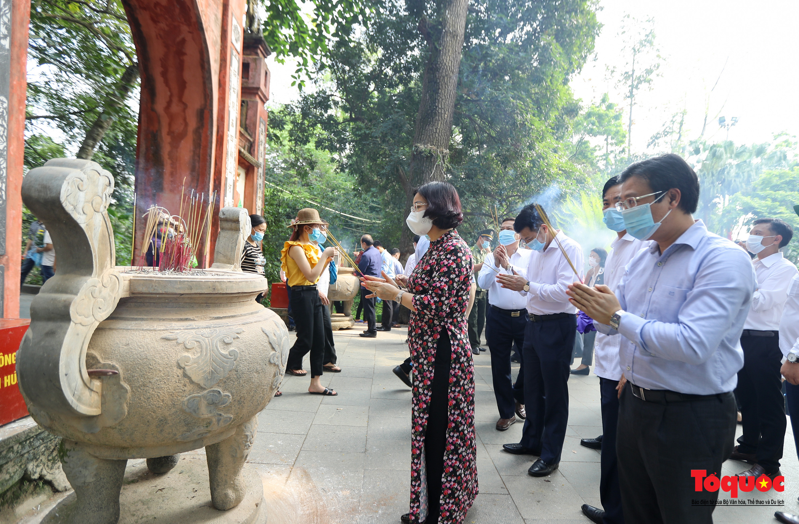 Hàng ngàn người dân đổ về đền Hùng, công tác an ninh, phòng dịch được đảm bảo an toàn trước ngày giỗ tổ - Ảnh 7.