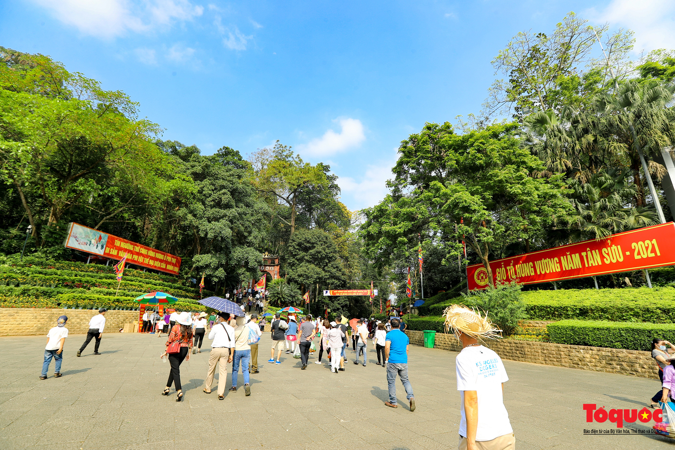 Hàng ngàn người dân đổ về đền Hùng, công tác an ninh, phòng dịch được đảm bảo an toàn trước ngày giỗ tổ - Ảnh 1.