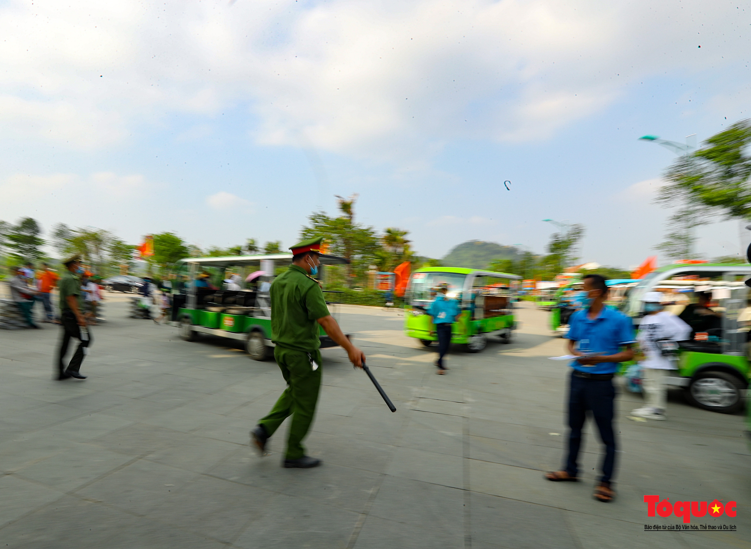 Hàng ngàn người dân đổ về đền Hùng, công tác an ninh, phòng dịch được đảm bảo an toàn trước ngày giỗ tổ - Ảnh 15.