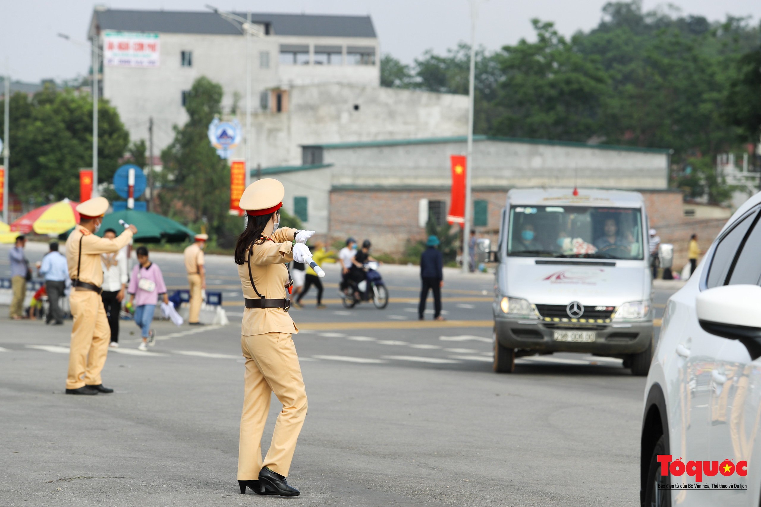 Hàng ngàn người dân đổ về đền Hùng, công tác an ninh, phòng dịch được đảm bảo an toàn trước ngày giỗ tổ - Ảnh 14.