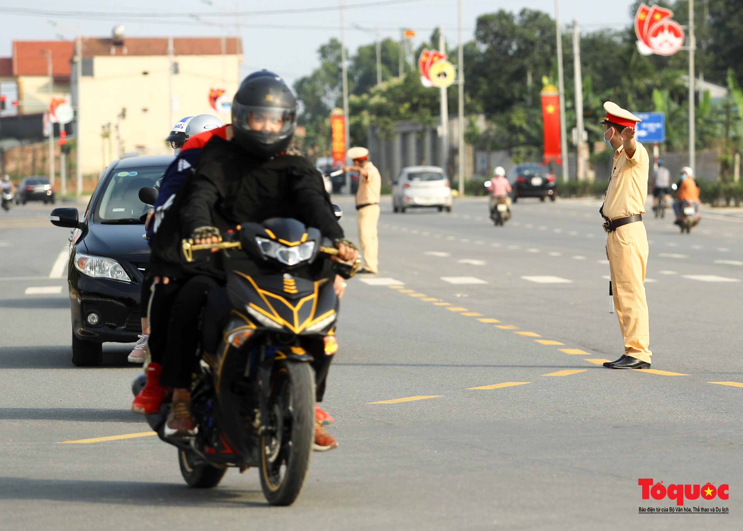 Hàng ngàn người dân đổ về đền Hùng, công tác an ninh, phòng dịch được đảm bảo an toàn trước ngày giỗ tổ - Ảnh 16.