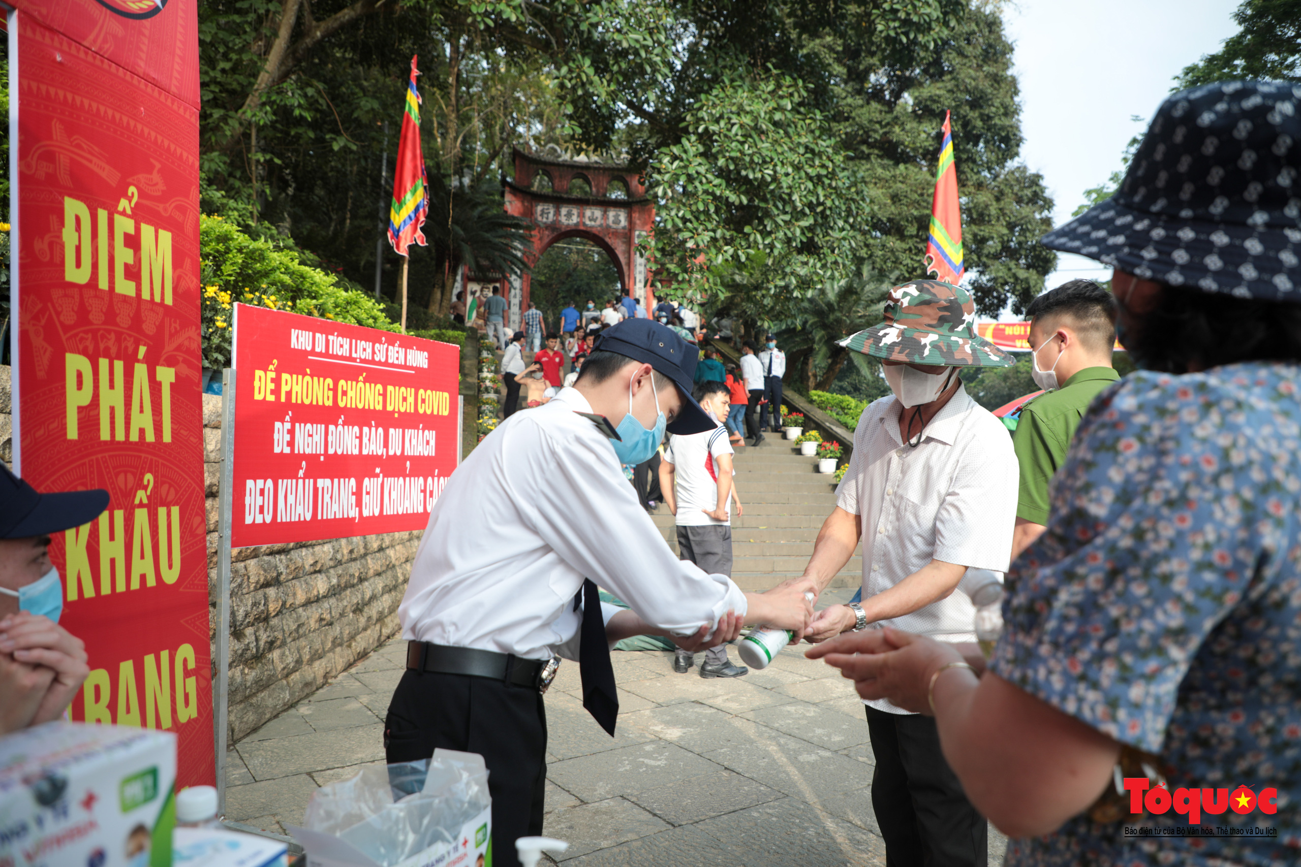 Hàng ngàn người dân đổ về đền Hùng, công tác an ninh, phòng dịch được đảm bảo an toàn trước ngày giỗ tổ - Ảnh 2.