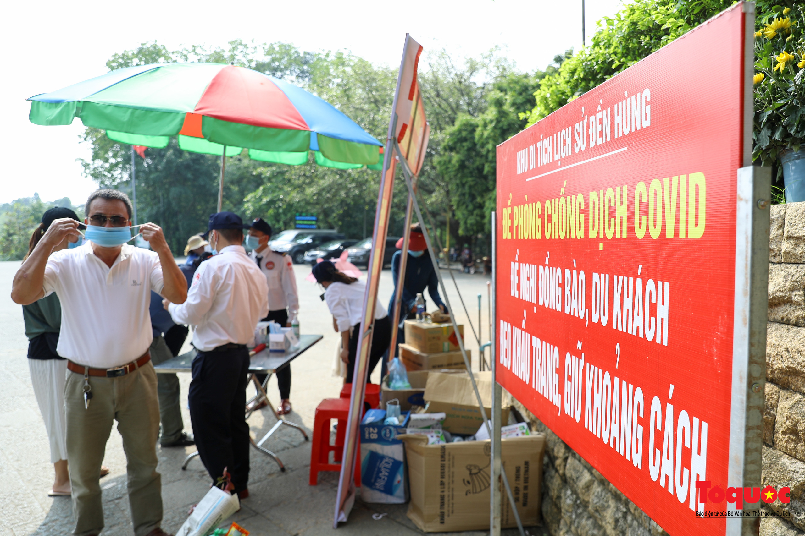 Hàng ngàn người dân đổ về đền Hùng, công tác an ninh, phòng dịch được đảm bảo an toàn trước ngày giỗ tổ - Ảnh 3.