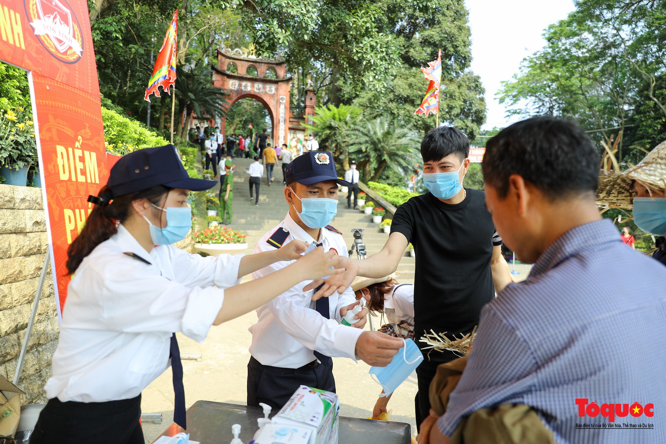 Hàng ngàn người dân đổ về đền Hùng, công tác an ninh, phòng dịch được đảm bảo an toàn trước ngày giỗ tổ - Ảnh 4.