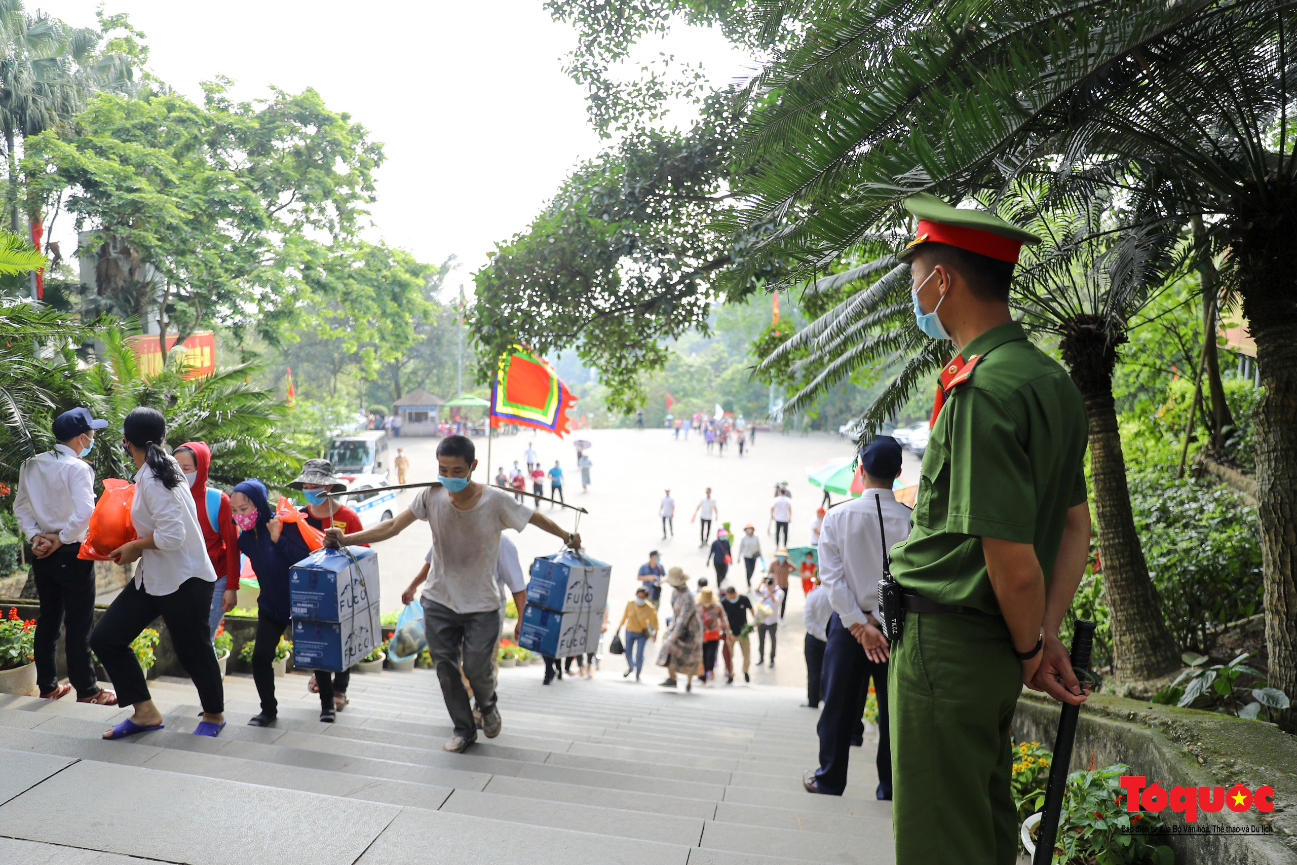 Hàng ngàn người dân đổ về đền Hùng, công tác an ninh, phòng dịch được đảm bảo an toàn trước ngày giỗ tổ - Ảnh 6.