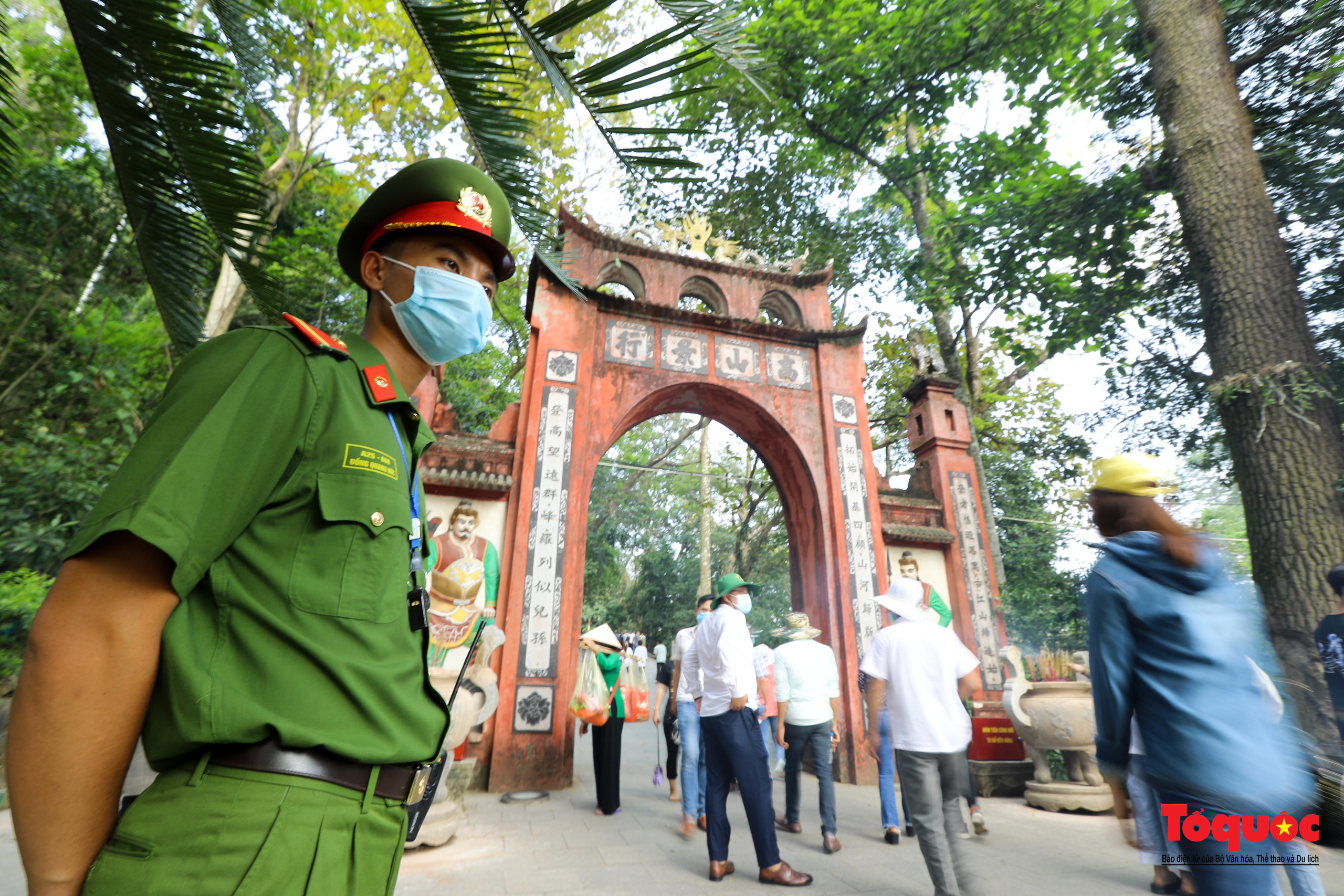 Hàng ngàn người dân đổ về đền Hùng, công tác an ninh, phòng dịch được đảm bảo an toàn trước ngày giỗ tổ - Ảnh 5.