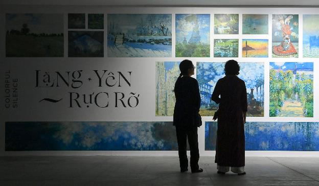 “Ngoài” và “trong” ở triển lãm của Claude Monet và Pierre Bonnaer tại VCCA - Ảnh 1.