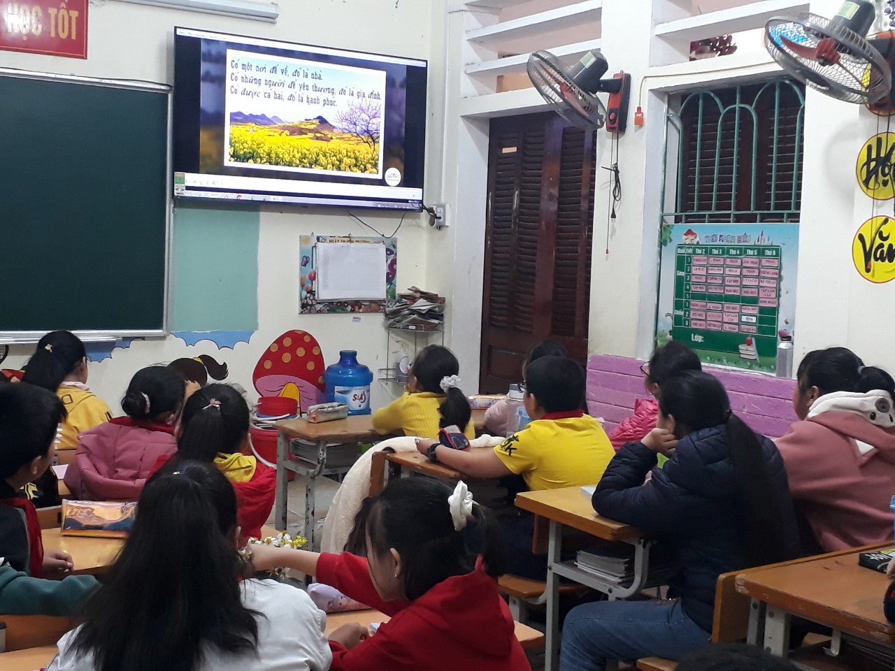 Kênh &quot;Cùng bạn đọc sách&quot;:  Một năm hình thành và lan tỏa - Ảnh 2.