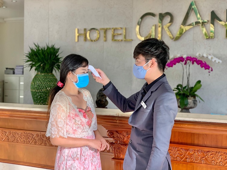 TP Hồ Chí Minh: Kiểm soát chặt du khách thân nhiệt trên 37,5 độ C ở nhà hàng, khách sạn - Ảnh 1.