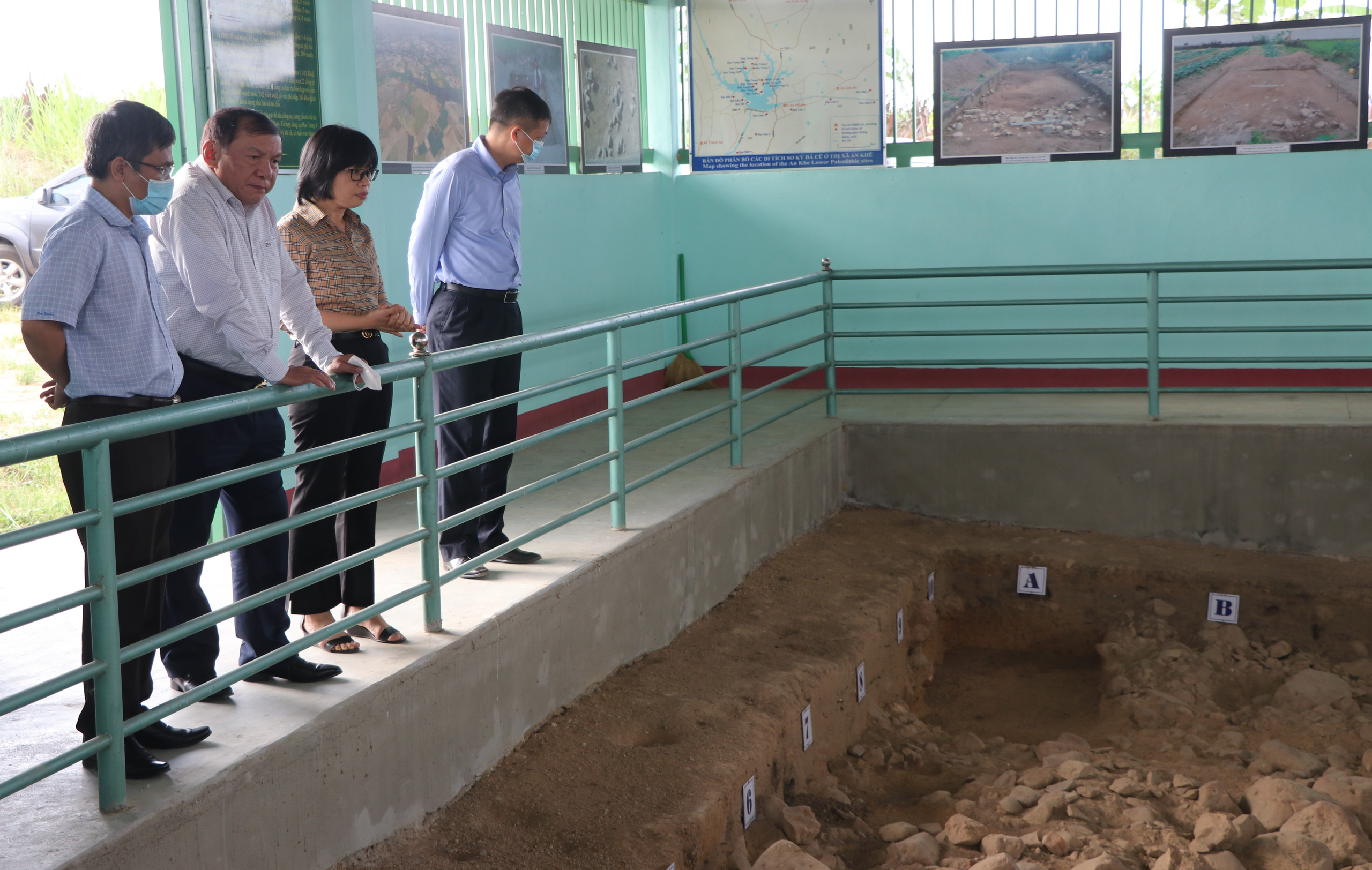 Bộ trưởng Nguyễn Văn Hùng thăm di tích khảo cổ thời đại Đá cũ Rộc Tưng và Khu di tích lịch sử-văn hóa Tây Sơn Thượng (Gia Lai) - Ảnh 1.