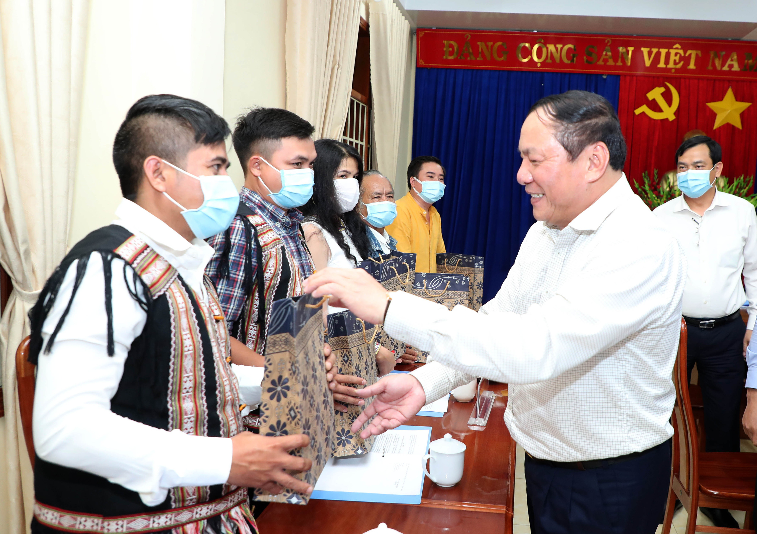 Bộ trưởng Nguyễn Văn Hùng: “Kon Tum có quang cảnh đẹp, sao không mạnh dạn đặt ước mơ trở thành trung tâm hội nghị của khu vực miền Trung-Tây Nguyên” - Ảnh 8.